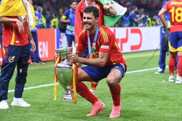 Fußball UEFA EURO, EM, Europameisterschaft,Fussball 2024 Finale Spanien - England am 14.07.2024 im Olympiastadion Berlin in Berlin Rodri ( Spanien ) mit dem EM-Pokal mit dem Henri-Delaunay-Pokal