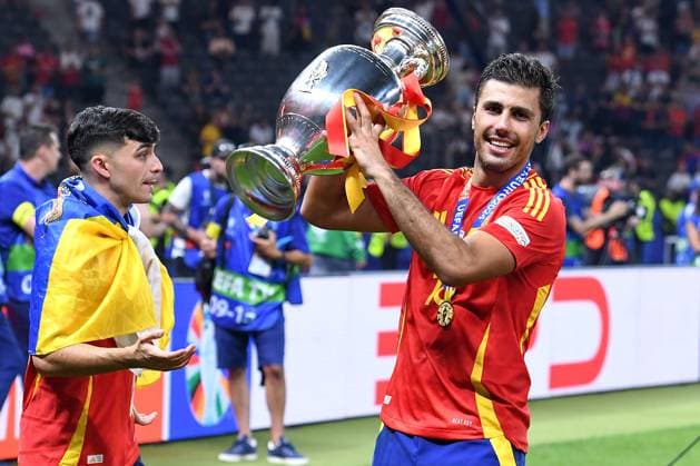 Fußball UEFA EURO, EM, Europameisterschaft,Fussball 2024 Finale Spanien - England am 14.07.2024 im Olympiastadion Berlin in Berlin Rodri ( Spanien ) mit dem EM-Pokal mit dem Henri-Delaunay-Pokal