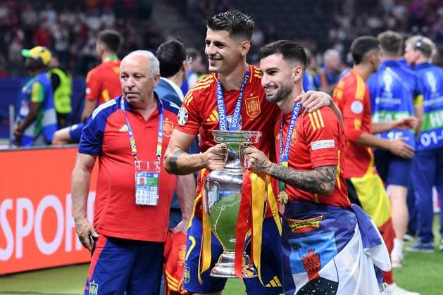 Fußball UEFA EURO, EM, Europameisterschaft,Fussball 2024 Finale Spanien - England am 14.07.2024 im Olympiastadion Berlin in Berlin Alvaro Morata ( Spanien ), links mit dem EM-Pokal mit dem Henri-Delaunay-Pokal
