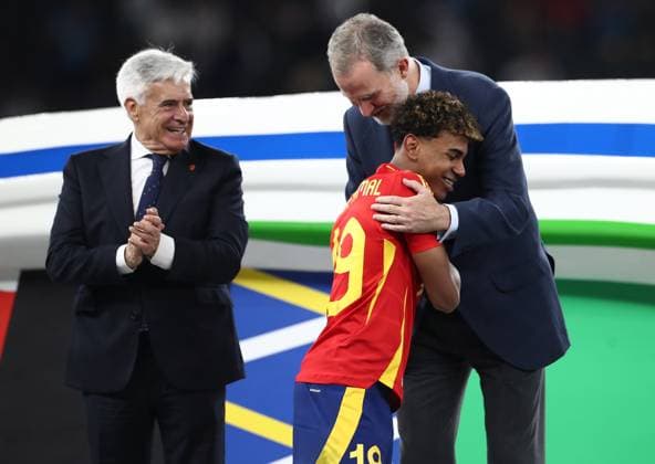 14.07.2024, xtgx, Fussball EM 2024 Finale, Spanien - England emspor, v.l. Felipe VI. (König von Spanien), Lamine Yamal Nasraoui Ebana (Spanien) Ehrung (UEFA REGULATIONS PROHIBIT ANY USE OF PHOTOGRAPHS as IMAGE SEQUENCES and or QUASI-VIDEO) Berlin