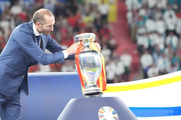 UEFA Präsident Aleksandar Ceferin platziert den Henri Delaunay Pokal - Berlin 14.07.2024: Spanien vs. England, M51, EURO2024 Finale, Olympiastadion Berlin