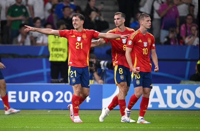 Fussball Euro 2024 Finale 14.07.2024 Spanien - England Spanien Jubel nach dem Tor zum 2-1 , von links, mit dem Torschuetzen Mikel Oyarzabal, Fabian Ruiz, Dani Olmo