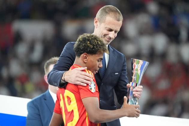 Lamine Yamal (Spanien Spain, 19) wird als bester junger Spieler ausgezeichnet von UEFA Präsident Aleksandar Ceferin - Berlin 14.07.2024: Spanien vs. England, M51, EURO2024 Finale, Olympiastadion Berlin