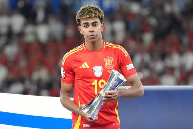 Lamine Yamal (Spanien Spain, 19) wird als bester junger Spieler ausgezeichnet von UEFA Präsident Aleksandar Ceferin - Berlin 14.07.2024: Spanien vs. England, M51, EURO2024 Finale, Olympiastadion Berlin