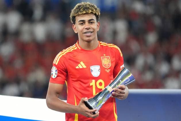 Lamine Yamal (Spanien Spain, 19) wird als bester junger Spieler ausgezeichnet von UEFA Präsident Aleksandar Ceferin - Berlin 14.07.2024: Spanien vs. England, M51, EURO2024 Finale, Olympiastadion Berlin