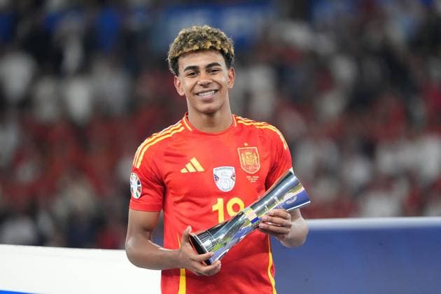 Lamine Yamal (Spanien Spain, 19) wird als bester junger Spieler ausgezeichnet von UEFA Präsident Aleksandar Ceferin - Berlin 14.07.2024: Spanien vs. England, M51, EURO2024 Finale, Olympiastadion Berlin