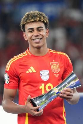 Lamine Yamal (Spanien Spain, 19) wird als bester junger Spieler ausgezeichnet von UEFA Präsident Aleksandar Ceferin - Berlin 14.07.2024: Spanien vs. England, M51, EURO2024 Finale, Olympiastadion Berlin