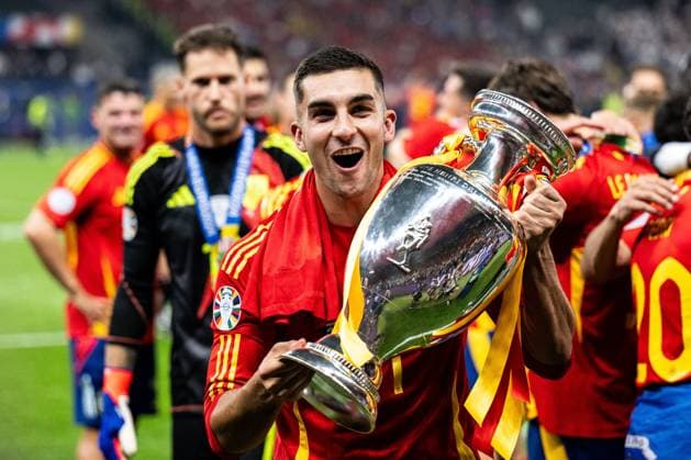 240714 Ferran Torres of Spain celebrates with the trophy after the UEFA EURO, EM, Europameisterschaft,Fussball 2024 Football Championship final between Spain and England on July 14, 2024 in Berlin. Photo: Mathias Bergeld BILDBYRAN kod MB MB0946 fotboll football soccer fotball fotbolls-em europamästerskap em uefa euro uefa european football championship euro 2024 final spanien spain england bbeng jubel Copyright: MATHIASxBERGELD BB240714MB174