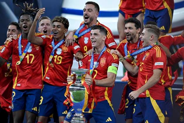 14.07.2024, Fussball UEFA EURO, EM, Europameisterschaft,Fussball 2024, Finale im Berliner Olympiastadion, Spanien - England, v.l. Nico Williams (Spanien), Lamine Yamal (Spanien), Alvaro Morata (Spanien) jubeln mit dem Pokal
