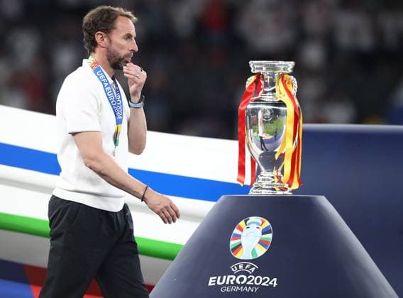 14.07.2024, xtgx, Fussball EM 2024 Finale, Spanien - England emspor, v.l. Trainer Head Coach Gareth Southgate (England) enttaeuscht, enttaeuscht schauend, dissapointed läuft am Pokal vorbei (UEFA REGULATIONS PROHIBIT ANY USE OF PHOTOGRAPHS as IMAGE SEQUENCES and or QUASI-VIDEO) Berlin