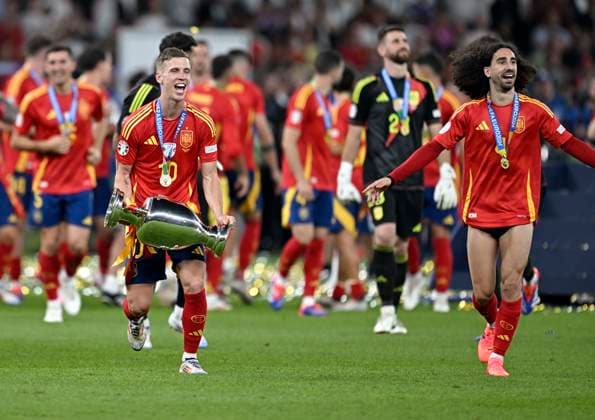 14.07.2024, Fussball UEFA EURO, EM, Europameisterschaft,Fussball 2024, Finale im Berliner Olympiastadion, Spanien - England, v.l. Dani Olmo (Spanien) und Marc Cucurella (Spanien) jubeln mit Pokal