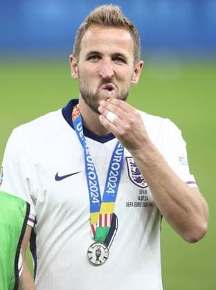 14.07.2024, xtgx, Fussball EM 2024 Finale, Spanien - England emspor, v.l. Harry Kane (England) enttaeuscht, enttaeuscht schauend, dissapointed (UEFA REGULATIONS PROHIBIT ANY USE OF PHOTOGRAPHS as IMAGE SEQUENCES and or QUASI-VIDEO) Berlin