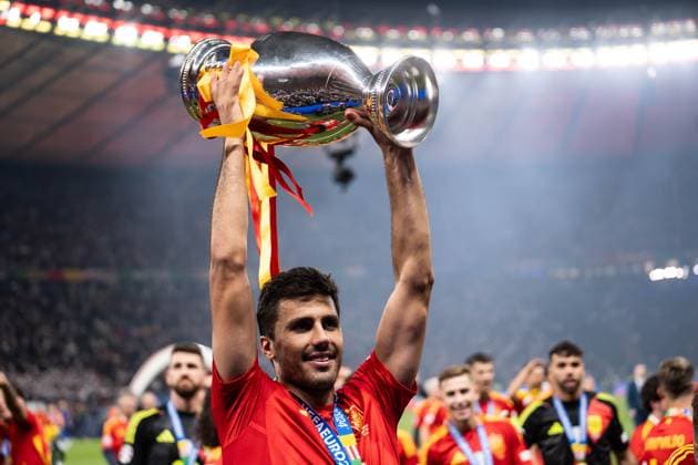 GER, Euro 2024, Finale, Spanien (ESP) vs England (GBR) 14.07.2024, Olympiastadion Berlin, Berlin, GER, Euro 2024, Finale, Spanien (ESP) vs England (GBR) Im Bild: Rodri (Spanien Spain ESP, 16) mit EM-Pokal in der Hand, jubelt feiert, ist glücklich, Emotionen, hält den Pokal hoch