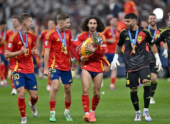 14.07.2024, Fussball UEFA EURO, EM, Europameisterschaft,Fussball 2024, Finale im Berliner Olympiastadion, Spanien - England, v.l. Dani Olmo (Spanien), Fermin (Spanien), Marc Cucurella (Spanien) und David Raya (Spanien)