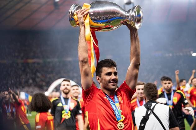 GER, Euro 2024, Finale, Spanien (ESP) vs England (GBR) 14.07.2024, Olympiastadion Berlin, Berlin, GER, Euro 2024, Finale, Spanien (ESP) vs England (GBR) Im Bild: Rodri (Spanien Spain ESP, 16) mit EM-Pokal in der Hand, jubelt feiert, ist glücklich, Emotionen, hält den Pokal hoch