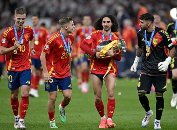 14.07.2024, Fussball UEFA EURO, EM, Europameisterschaft,Fussball 2024, Finale im Berliner Olympiastadion, Spanien - England, v.l. Dani Olmo (Spanien), Fermin (Spanien), Marc Cucurella (Spanien) und David Raya (Spanien)