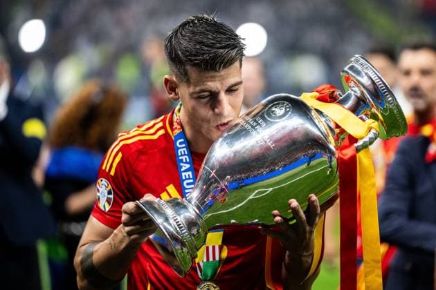 240714 Alvaro Morata of Spain celebrates with the trophy after the UEFA EURO, EM, Europameisterschaft,Fussball 2024 Football Championship final between Spain and England on July 14, 2024 in Berlin. Photo: Mathias Bergeld BILDBYRAN kod MB MB0946 fotboll football soccer fotball fotbolls-em europamästerskap em uefa euro uefa european football championship euro 2024 final spanien spain england bbeng jubel Copyright: MATHIASxBERGELD BB240714MB179