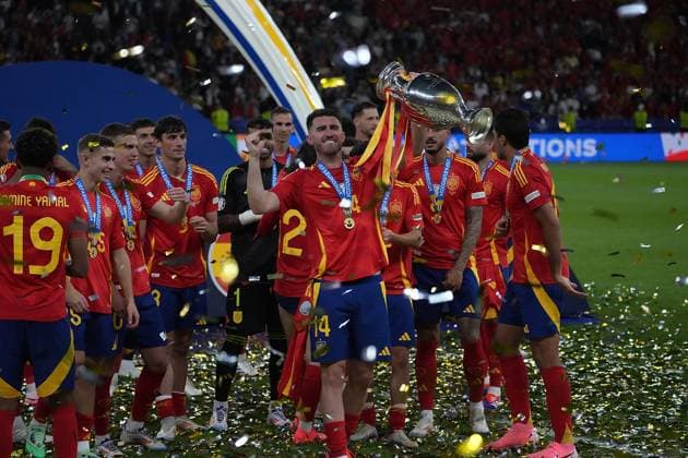 14.07.2024, Olympiastadion, Berlin, GER, EM UEFA 2024, Final, Spain vs England, im Bild Ãlvaro Morata (Spain) mit dem Europameister Pokal, die Spanische Mannschaft feiert den Titel. Defodi-506_20240714_hbr_9850