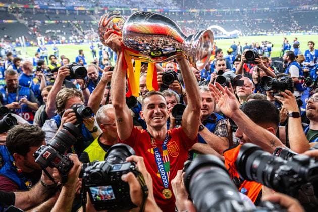 240714 Fabian Ruiz Pena of Spain celebrates with the trophy after the UEFA EURO, EM, Europameisterschaft,Fussball 2024 Football Championship final between Spain and England on July 14, 2024 in Berlin. Photo: Mathias Bergeld BILDBYRAN kod MB MB0946 fotboll football soccer fotball fotbolls-em europamästerskap em uefa euro uefa european football championship euro 2024 final spanien spain england bbeng jubel Copyright: MATHIASxBERGELD BB240714MB182