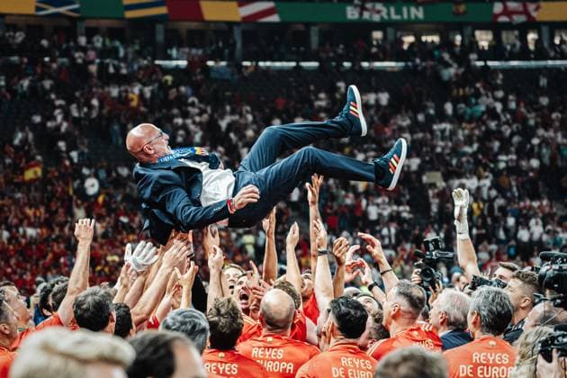 Fußball Herren UEFA-Fußball-Europameisterschaft 2024 Finale Spanien vs. England 14.07.2024 Die Spanier schmeißen ihren Trainer Luis de la Fuente (Spanien) in die Luft nach dem Spiel Jubel Emotionen Berlin Olympiastadion Berlin Deutschland