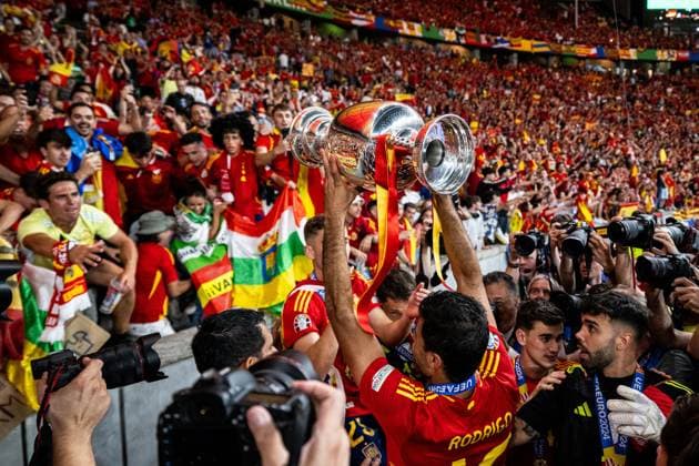 240714 Rodrigo Hernandez of Spain celebrates with fans and the trophy after the UEFA EURO, EM, Europameisterschaft,Fussball 2024 Football Championship final between Spain and England on July 14, 2024 in Berlin. Photo: Mathias Bergeld BILDBYRAN kod MB MB0946 fotboll football soccer fotball fotbolls-em europamästerskap em uefa euro uefa european football championship euro 2024 final spanien spain england bbeng jubel publik Copyright: MATHIASxBERGELD BB240714MB183