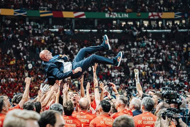 Bilder des Jahres 2024, Sport 07 Juli Sport Themen der Woche KW28 Sport Bilder des Tages Fußball Herren UEFA-Fußball-Europameisterschaft 2024 Finale Spanien vs. England 14.07.2024 Die Spanier schmeißen ihren Trainer Luis de la Fuente (Spanien) in die Luft nach dem Spiel Jubel Emotionen Berlin Olympiastadion Berlin Deutschland *** Soccer Men UEFA European Football Championship 2024 Final Spain vs England 14 07 2024 The Spaniards throw their coach Luis de la Fuente Spain in the air after the match Cheers Emotions Berlin Olympiastadion Berlin Germany