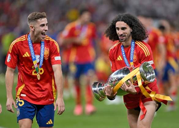 14.07.2024, Fussball UEFA EURO, EM, Europameisterschaft,Fussball 2024, Finale im Berliner Olympiastadion, Spanien - England, Marc Cucurella (Spanien) mit Pokal