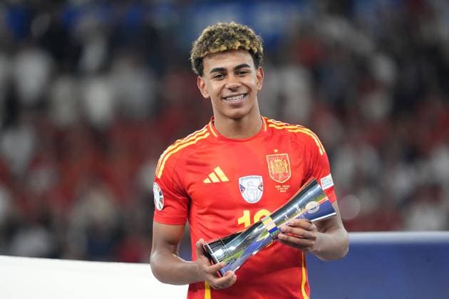 Lamine Yamal (Spanien Spain, 19) wird als bester junger Spieler ausgezeichnet von UEFA Präsident Aleksandar Ceferin - Berlin 14.07.2024: Spanien vs. England, M51, EURO2024 Finale, Olympiastadion Berlin
