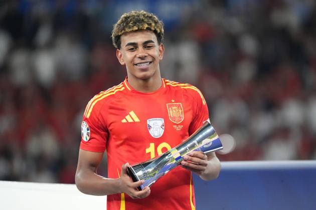 Lamine Yamal (Spanien Spain, 19) wird als bester junger Spieler ausgezeichnet von UEFA Präsident Aleksandar Ceferin - Berlin 14.07.2024: Spanien vs. England, M51, EURO2024 Finale, Olympiastadion Berlin