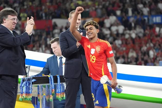Lamine Yamal (Spanien Spain, 19) wird als bester junger Spieler ausgezeichnet von UEFA Präsident Aleksandar Ceferin - Berlin 14.07.2024: Spanien vs. England, M51, EURO2024 Finale, Olympiastadion Berlin