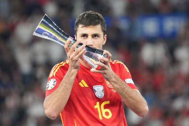 Rodri (Spanien Spain, 16) wird zum Spieler des Turniers gewählt - Berlin 14.07.2024: Spanien vs. England, M51, EURO2024 Finale, Olympiastadion Berlin