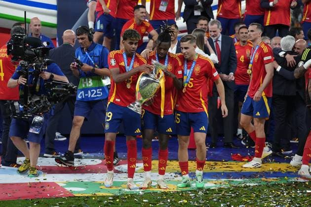 14.07.2024, Olympiastadion, Berlin, GER, EM UEFA 2024, Final, Spain vs England, im Bild Lamine Yamal (Spain), Nico Williams (Spain) und Fermin Lopez (Spain) mit dem Europameister Pokal Defodi-506_20240714_hbr_9989