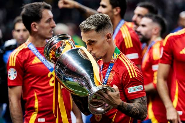 UEFA EURO, EM, Europameisterschaft,Fussball 2024: Finale Spanien - England; 14.07.2024 Alejandro Grimaldo (Spanien, 12) küsst den Pokal. UEFA EURO 2024: Finale Spanien - England; Olympiastadion, Berlin am 14.07.2024 Copyright: xBEAUTIFULxSPORTS Wunderlx
