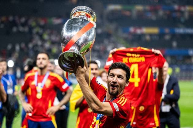 240714 Jesus Navas of Spain celebrates with the trophy after the UEFA EURO, EM, Europameisterschaft,Fussball 2024 Football Championship final between Spain and England on July 14, 2024 in Berlin. Photo: Mathias Bergeld BILDBYRAN kod MB MB0946 fotboll football soccer fotball fotbolls-em europamästerskap em uefa euro uefa european football championship euro 2024 final spanien spain england bbeng jubel Copyright: MATHIASxBERGELD BB240714MB186