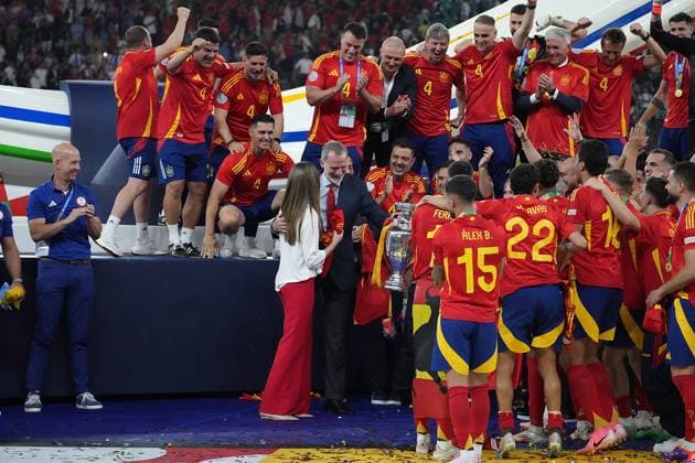 GER, EM UEFA 2024, Final, Spain vs England 14.07.2024, Olympiastadion, Berlin, GER, EM UEFA 2024, Final, Spain vs England, im Bild Der Spanische König Felipe VI. mit dem Europameister Pokal, die Spanische Mannschaft feiert den Titel.