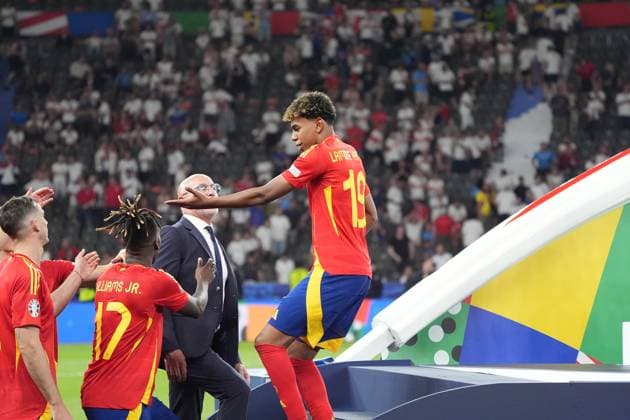 Sport Themen der Woche KW28 Sport Bilder des Tages Lamine Yamal (Spanien Spain, 19) will als erster auf das Podium zum Pokal und wird vom Team zurückgepfiffen - Berlin 14.07.2024: Spanien vs. England, M51, EURO2024 Finale, Olympiastadion Berlin *** Lamine Yamal Spain Spain, 19 wants to be the first on the podium for the trophy and is whistled back by the team Berlin 14 07 2024 Spain vs England, M51, EURO2024 Final, Olympiastadion Berlin