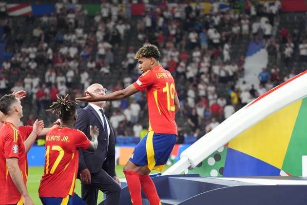 Lamine Yamal (Spanien Spain, 19) will als erster auf das Podium zum Pokal und wird vom Team zurückgepfiffen - Berlin 14.07.2024: Spanien vs. England, M51, EURO2024 Finale, Olympiastadion Berlin