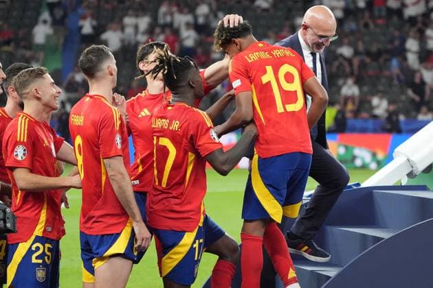 Lamine Yamal (Spanien Spain, 19) will als erster auf das Podium zum Pokal und wird vom Team zurückgepfiffen - Berlin 14.07.2024: Spanien vs. England, M51, EURO2024 Finale, Olympiastadion Berlin