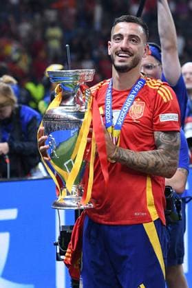 Fußball UEFA EURO, EM, Europameisterschaft,Fussball 2024 Finale Spanien - England am 14.07.2024 im Olympiastadion Berlin in Berlin Joselu ( Spanien ) mit dem EM-Pokal mit dem Henri-Delaunay-Pokal