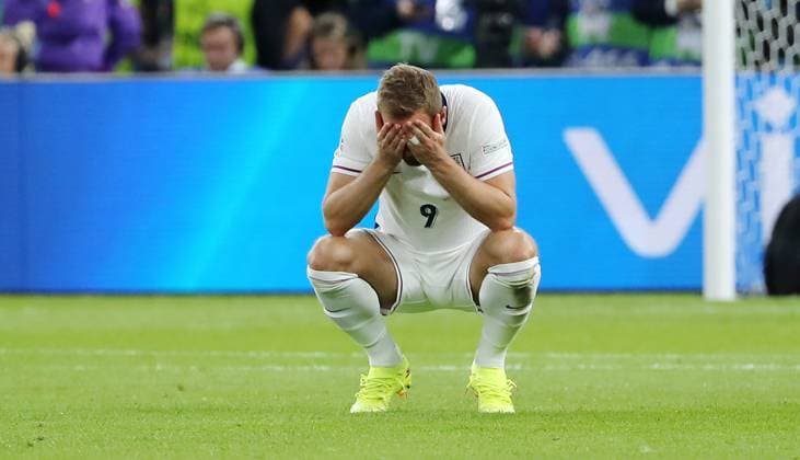 Harry Kane enttäuscht nach Spielende Enttäuschung Fußball Fussball Europameisterschaft Euro 2024 EM Finale Herren Saison 2023 2024 14.07.2024 Spanien ESP vs. England ENG in Berlin Olympiastadion DFL regulations prohibit any use of photographs as image sequences and or quasi-video.