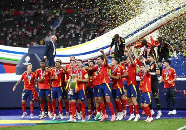 14.07.2024, xtgx, Fussball EM 2024 Finale, Spanien - England emspor, v.l. Das Spanische Team jubeln jubelt nach Spielende celebrate at the end of the match. Trainer Head Coach Luis De LA Fuente (Spanien) Lamine Yamal Nasraoui Ebana (Spanien) Alvaro Borja Morata Martin (Spanien) mit dem EM POKAL (UEFA REGULATIONS PROHIBIT ANY USE OF PHOTOGRAPHS as IMAGE SEQUENCES and or QUASI-VIDEO) Berlin