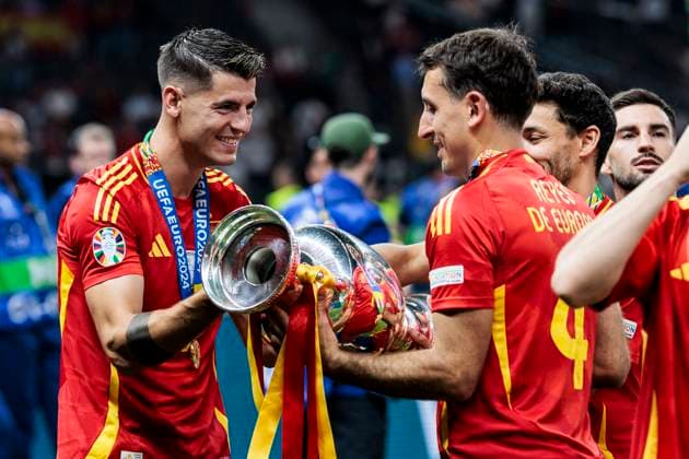 UEFA EURO, EM, Europameisterschaft,Fussball 2024: Finale Spanien - England; 14.07.2024 Alvaro Morata (Spanien, 07) und Mikel Oyarzabal (Spanien, 21) jubeln mit Pokal. UEFA EURO 2024: Finale Spanien - England; Olympiastadion, Berlin am 14.07.2024 Copyright: xBEAUTIFULxSPORTS Wunderlx