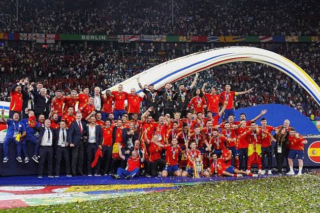 14.07.2024, Olympiastadion, Berlin, GER, EM UEFA 2024, Final, Spain vs England, im Bild Die Spanische Mannschaft feiert mit dem Spanischen König Felipe VI. den Europameistertitel. Defodi-506_20240714_hbr_10222