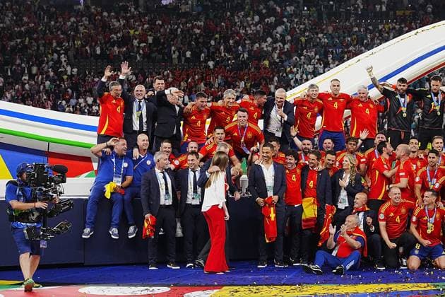 GER, EM UEFA 2024, Final, Spain vs England 14.07.2024, Olympiastadion, Berlin, GER, EM UEFA 2024, Final, Spain vs England, im Bild Die Spanische Mannschaft feiert mit dem Spanischen König Felipe VI. den Europameistertitel.