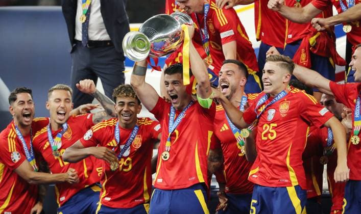 Lamine Yamal, Alvaro Morata mit Pokal Spanien feiert Europameisterschaft Jubel nach EM Sieg Fußball Fussball Europameisterschaft Euro 2024 EM Finale Herren Saison 2023 2024 14.07.2024 Spanien ESP vs. England ENG in Berlin Olympiastadion DFL regulations prohibit any use of photographs as image sequences and or quasi-video.