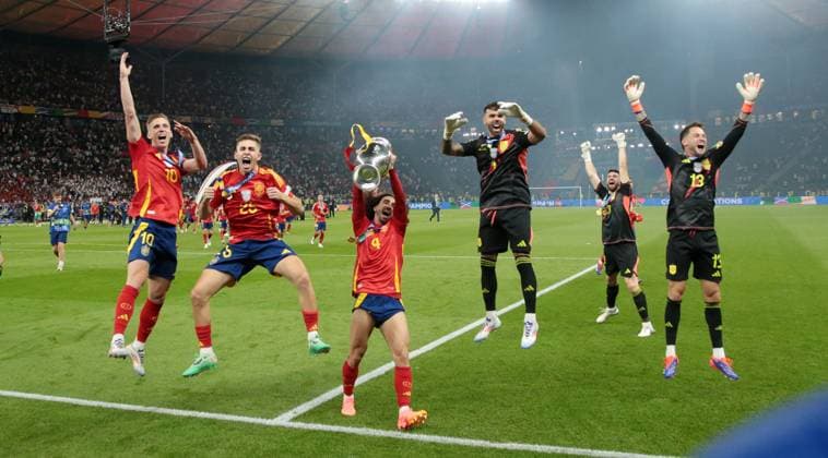Nacho Fernandez mit Pokal, Spanien feiert Europameisterschaft Jubel nach EM Sieg Fußball Fussball Europameisterschaft Euro 2024 EM Finale Herren Saison 2023 2024 14.07.2024 Spanien ESP vs. England ENG in Berlin Olympiastadion DFL regulations prohibit any use of photographs as image sequences and or quasi-video.