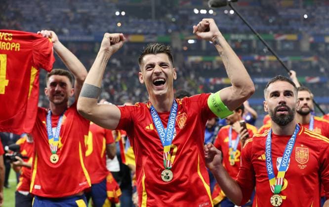 Alvaro Morata, Spanien feiert Europameisterschaft Jubel nach EM Sieg Fußball Fussball Europameisterschaft Euro 2024 EM Finale Herren Saison 2023 2024 14.07.2024 Spanien ESP vs. England ENG in Berlin Olympiastadion DFL regulations prohibit any use of photographs as image sequences and or quasi-video.
