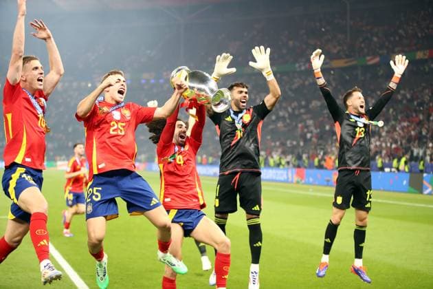 14.07.2024, xtgx, Fussball EM 2024 Finale, Spanien - England emspor, v.l. Daniel Olmo Carvajal (Spanien), Fermin Lopez Marin (Spanien), Jose Ignacio Fernandez Iglesias Nacho (Spanien), Ferran Torres Garcia (Spanien), Alejandro Remiro (Spanien) mit EM Pokal (UEFA REGULATIONS PROHIBIT ANY USE OF PHOTOGRAPHS as IMAGE SEQUENCES and or QUASI-VIDEO) Berlin