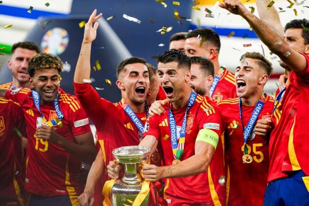 Sport Themen der Woche KW28 Sport Bilder des Tages 2024-07-14 Spain v England - UEFA EURO, EM, Europameisterschaft,Fussball 2024 Final BERLIN, GERMANY - JULY 14: Alvaro Morata of Spain holding the cup and celebrating during the UEFA EURO 2024 Final match between Spain and England at Olympiastadion on July 14, 2024 in Berlin, Germany. Berlin Olympiastadion Germany Content not available for redistribution in The Netherlands directly or indirectly through any third parties. Copyright: xAndrexWeeningx