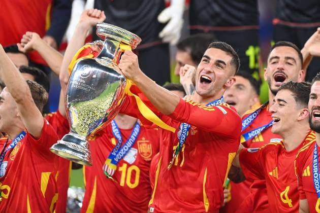 Fussball, Herren, Saison 2023 24, UEFA EURO, EM, Europameisterschaft,Fussball EM 2024, Finale in Berlin, Spanien - England, Ferran Torres (Spanien) mit dem Pokal der UEFA Europameisterschaft , 14.07. 2024, Copyright: xSebastianxRäppold MatthiasxKochx